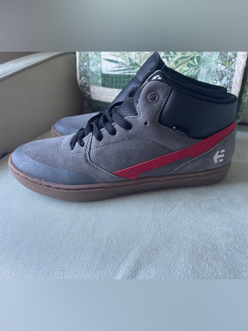 NWOB Etnies Grey Suede High-Top Sneakers with Red Accent